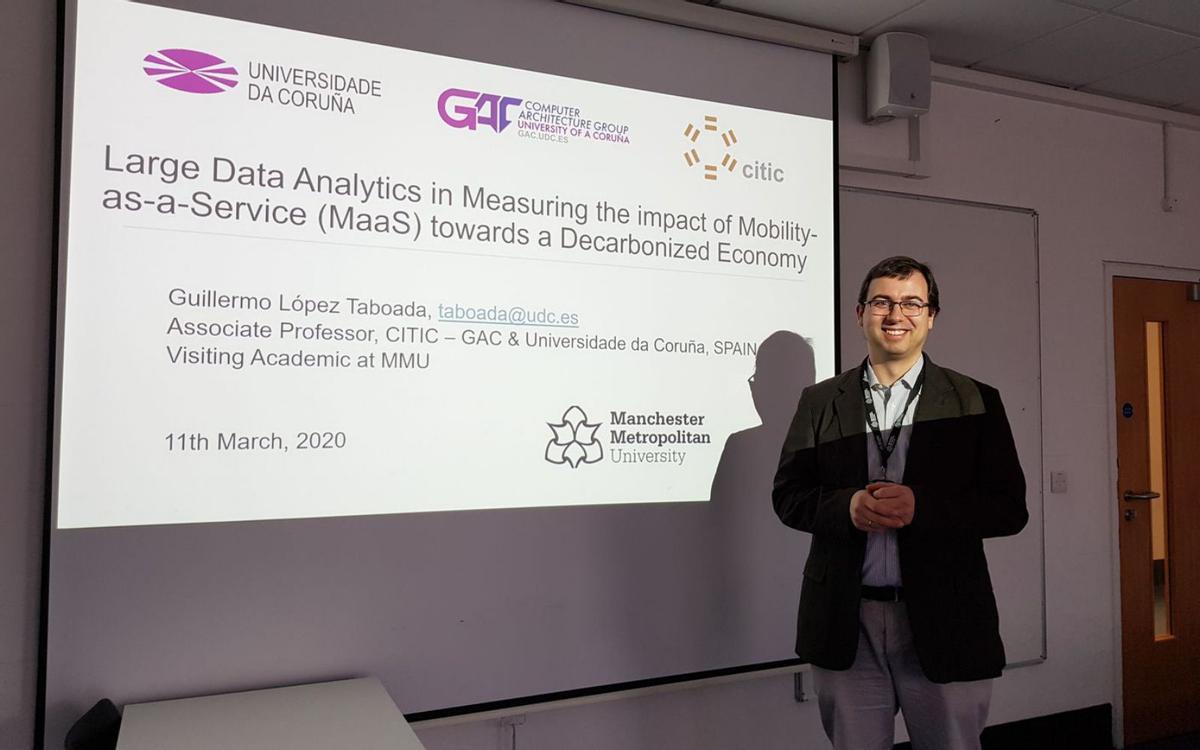 Guillermo López nunha conferencia na Manchester Metropolitan University.