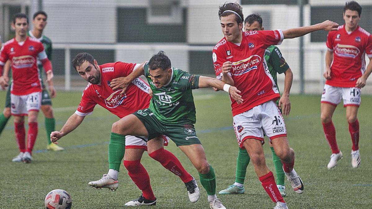 Brais Calvo y Piñeiro presionan a Renan durante el partido disputado ayer en A Estrada. |  // BERNABÉ/ANA AGRA