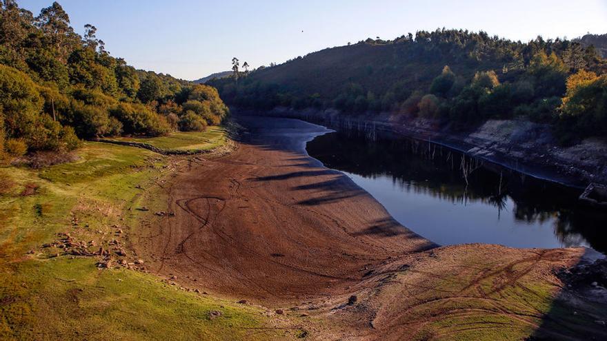 Vista del embalse de Eiras con un caudal de agua bajo mínimos // R. Grobas