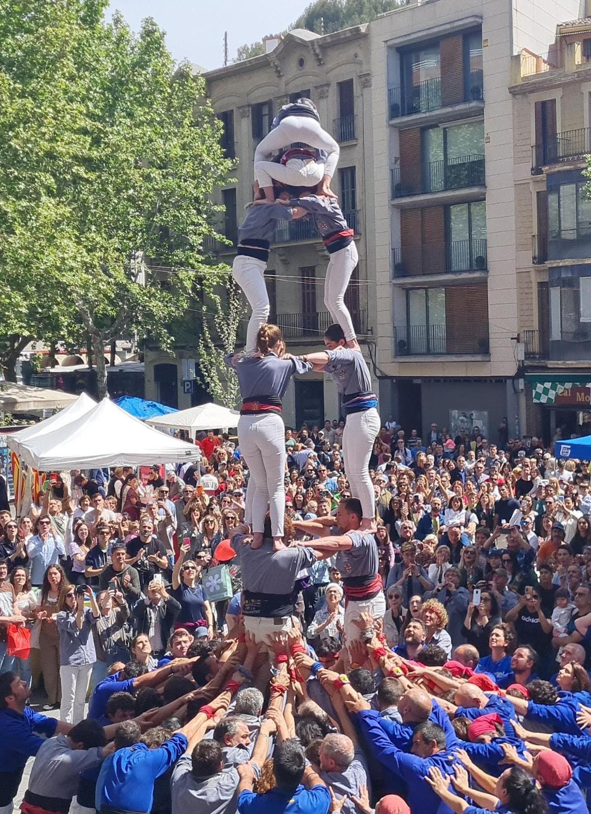 El de 3d6 aixecat per sota per la diada de Sant Jordi de Manresa