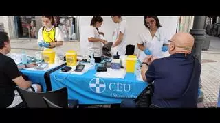 Aprender a salvar vidas: los futuros enfermeros del CEU enseñan RCP a los vecinos de Elche