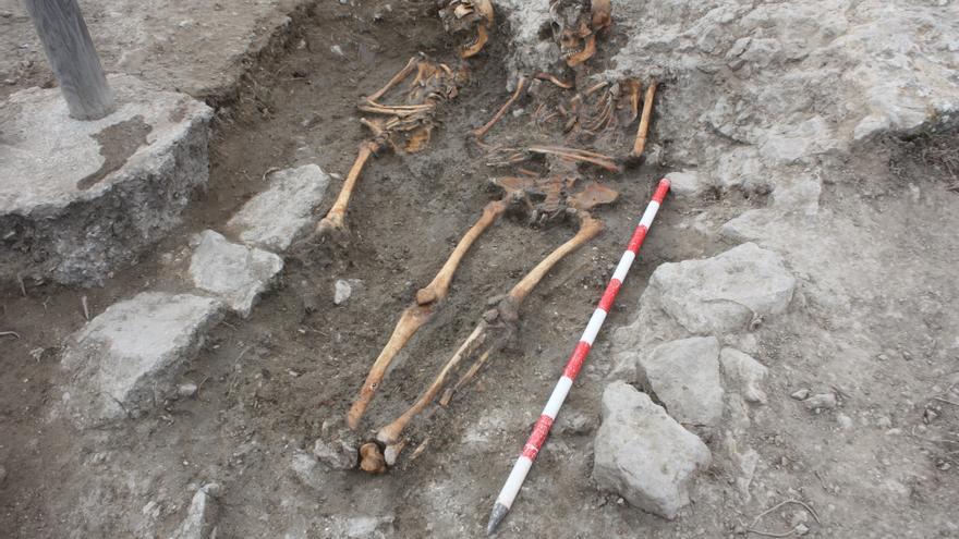 Encuentran dos esqueletos de la época medieval enterrados en el castillo de Culla