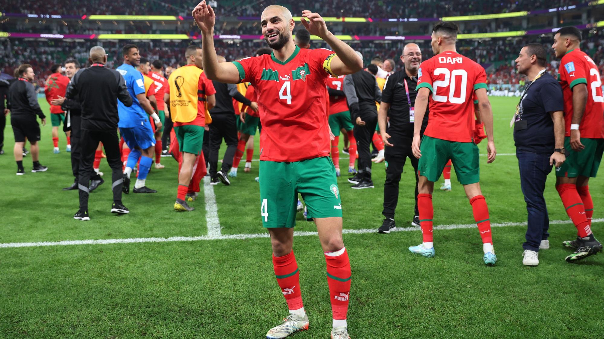 Amrabat celebra el pase de Marruecos a las semifinales del Mundial de Catar en Doha.