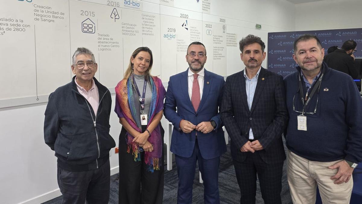 El alcalde Benlloch, el edil Marín y el catedrático Carda, junto a responsables de la empresa Annar Health Tecnologies, en la visita realizada a esta mercatil colombiana puntera en salud.