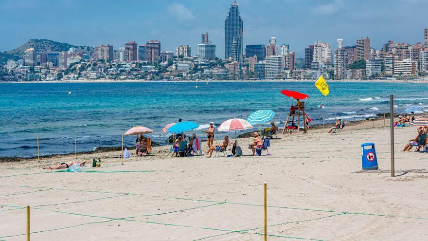 La playa de Benidorm, preparada para el verano