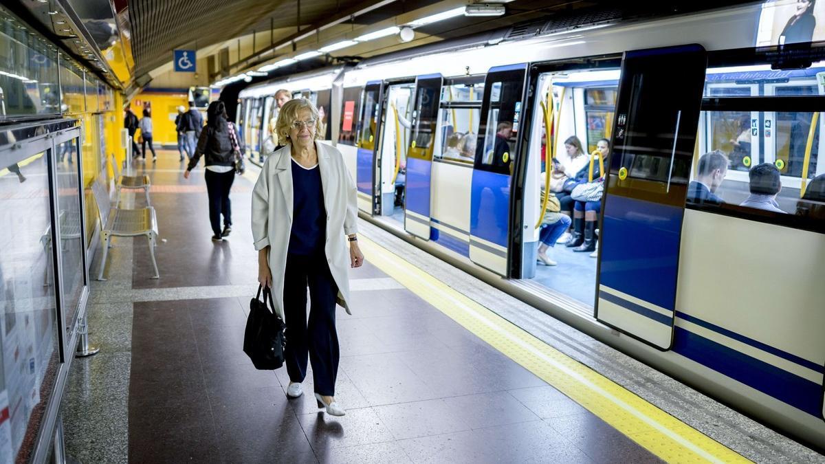 Manuela Carmena en el Metro