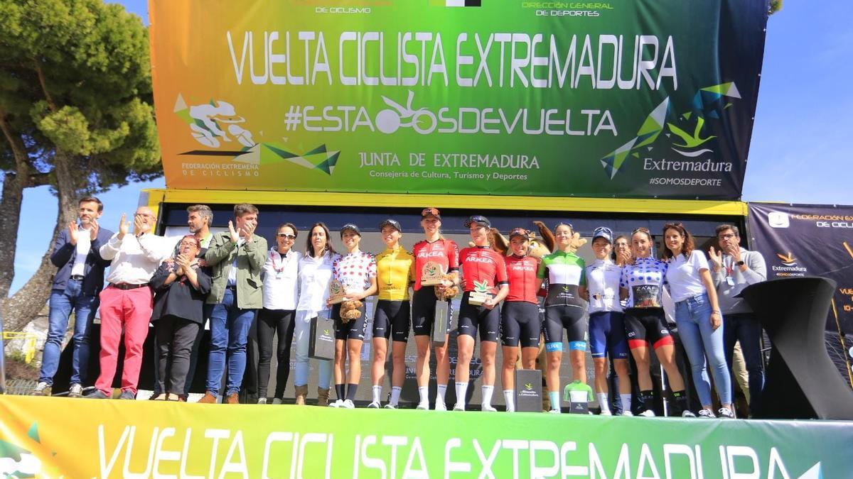 Autoridades y ganadoras de la Primera Vuelta Ciclista a Extremadura.