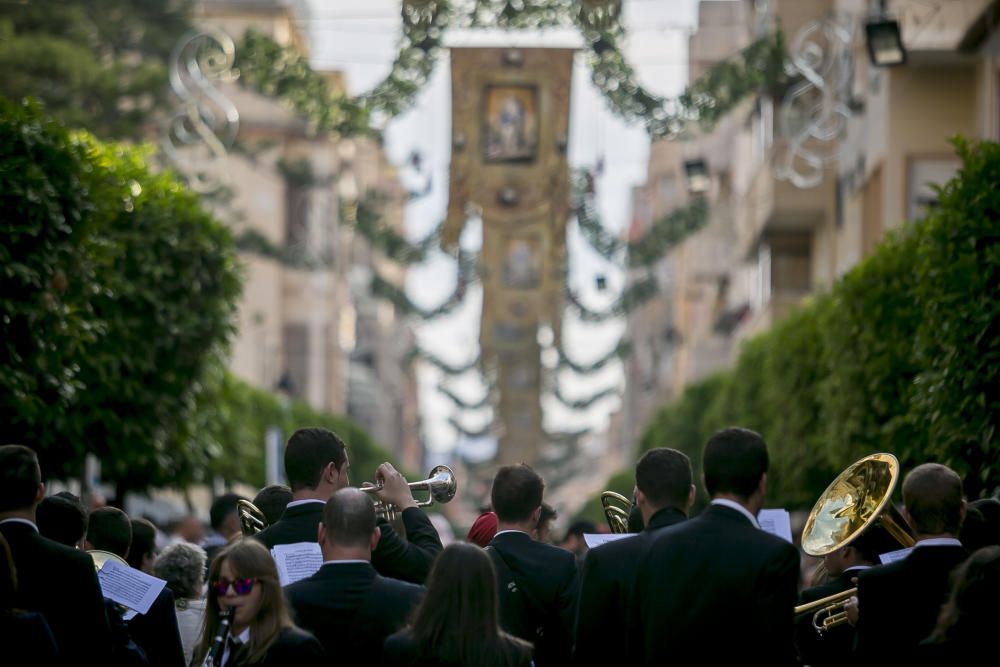 Miles de vileros veneran a Santa Marta