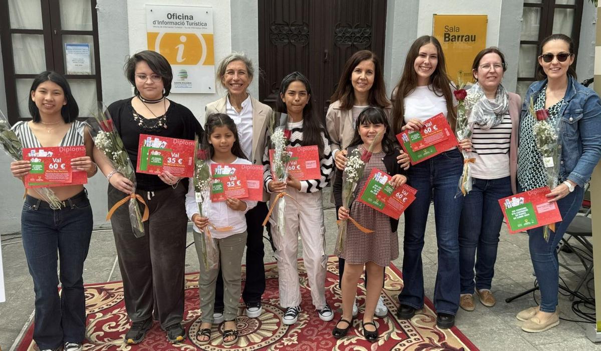Las ganadoras de el concurso de puntos de libro, con la alcaldesa, Carmen Ferrer. | AYUNTAMIENTO SANTA EULÀRIA