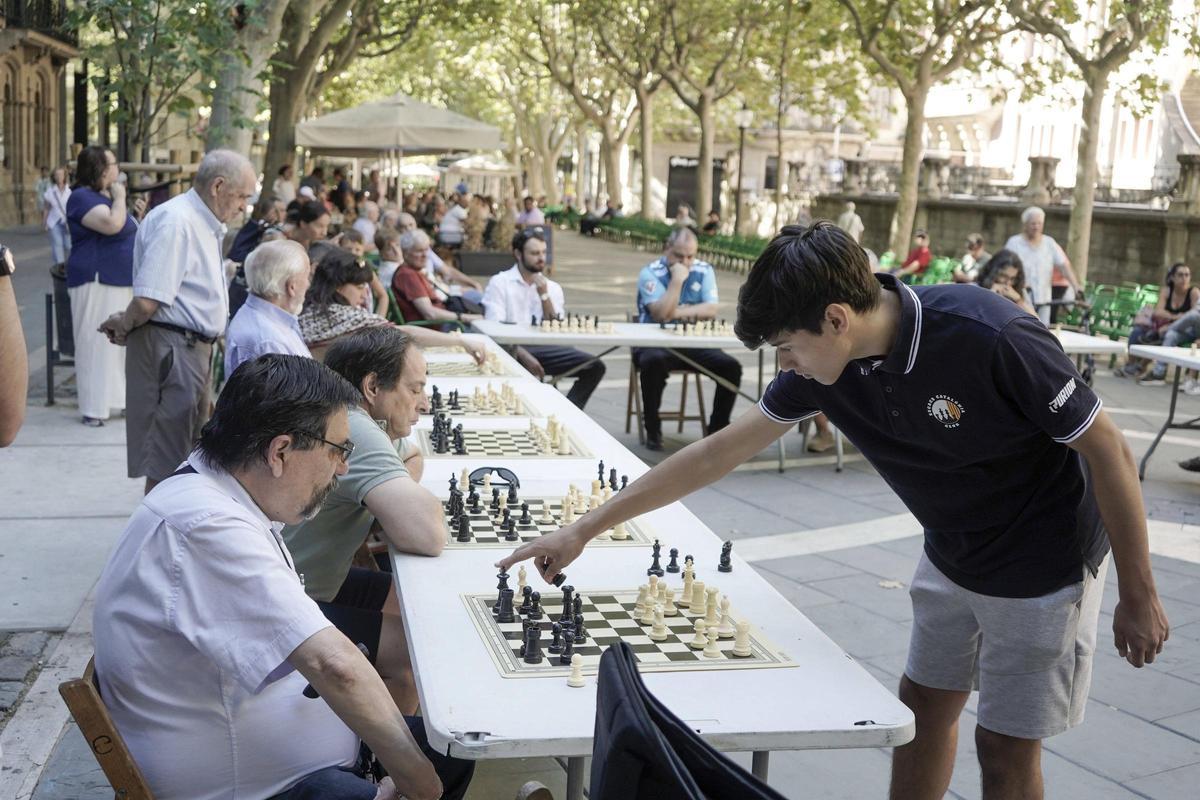 Simultànies d'escacs al passeig de Manresa Simultànies d'escacs al passeig de Manresa
