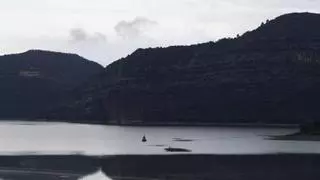 El campanario del pantano de Sau ya casi ni se ve: el agua lo cubre todo