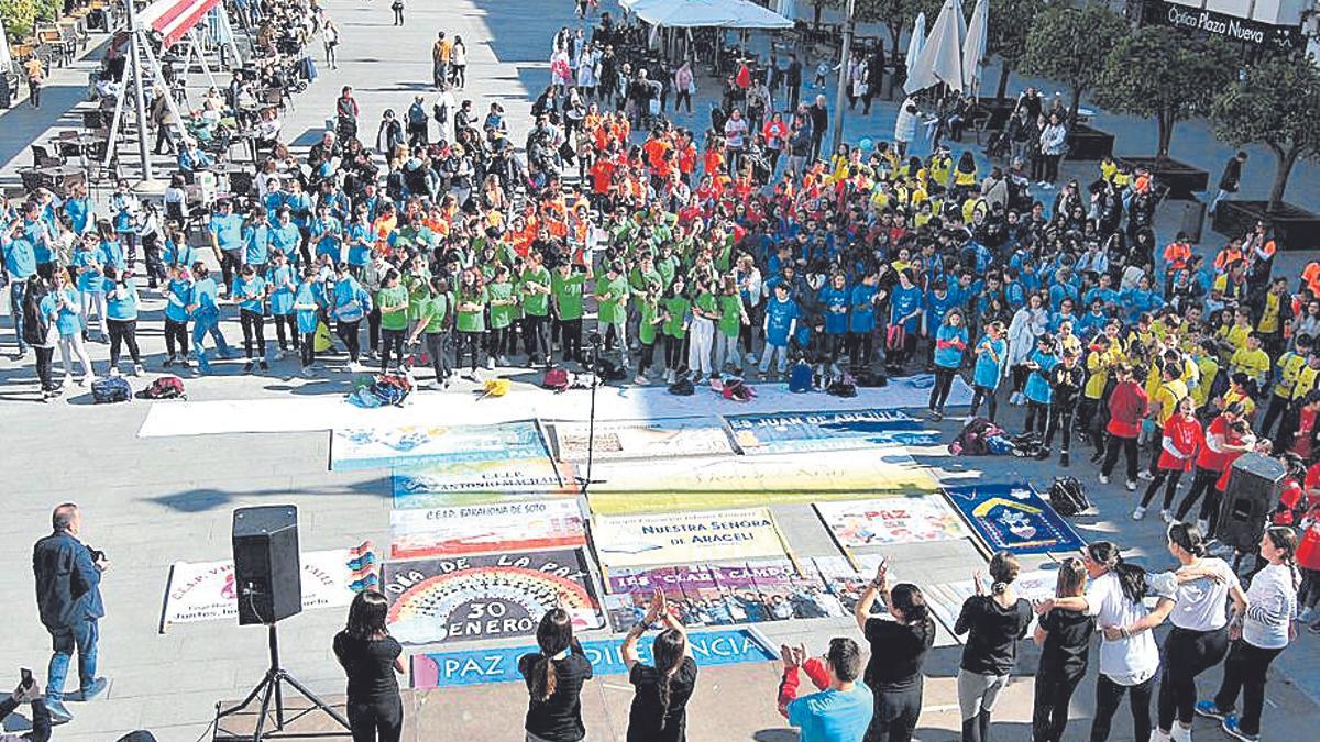 Música y juegos en equipo por el Día de la Paz en Lucena.