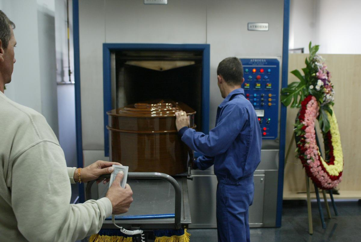 Un féretro momentos antes de entrar en un horno crematorio.