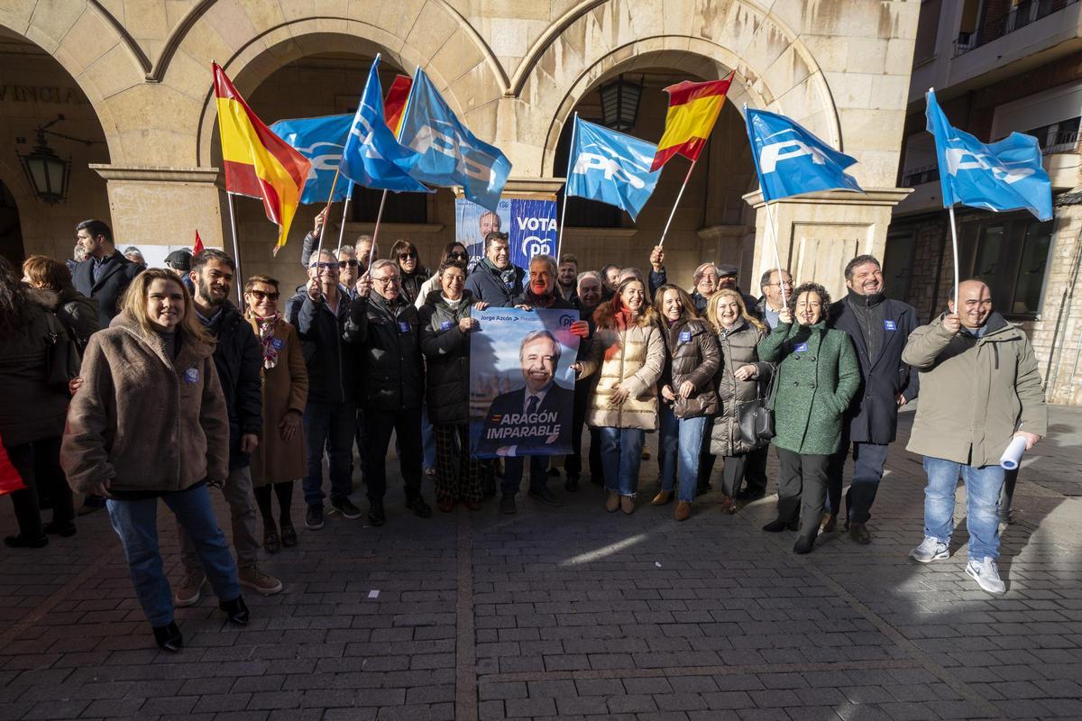 Candidatos y simpatizantes del PP, este viernes en la puesta de carteles electorales.