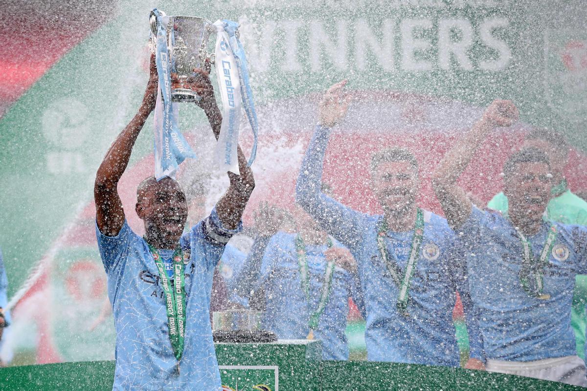 Fernandinho levanta el trofeo de la Carabao