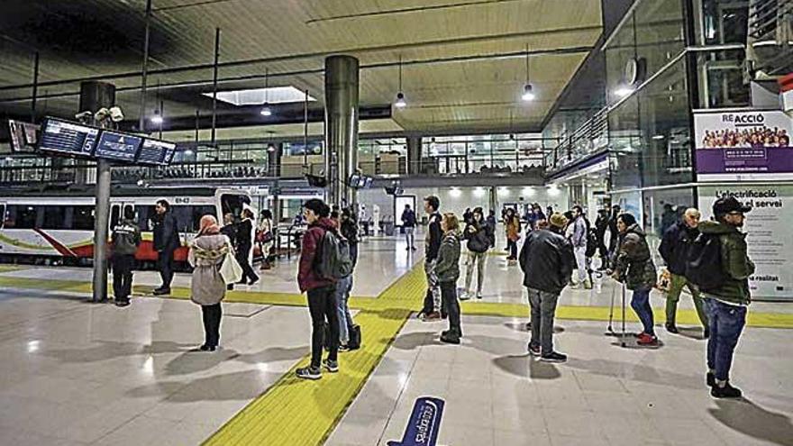 Pasajeros en la EstaciÃ³n Intermodal, tras el incendio del martes.