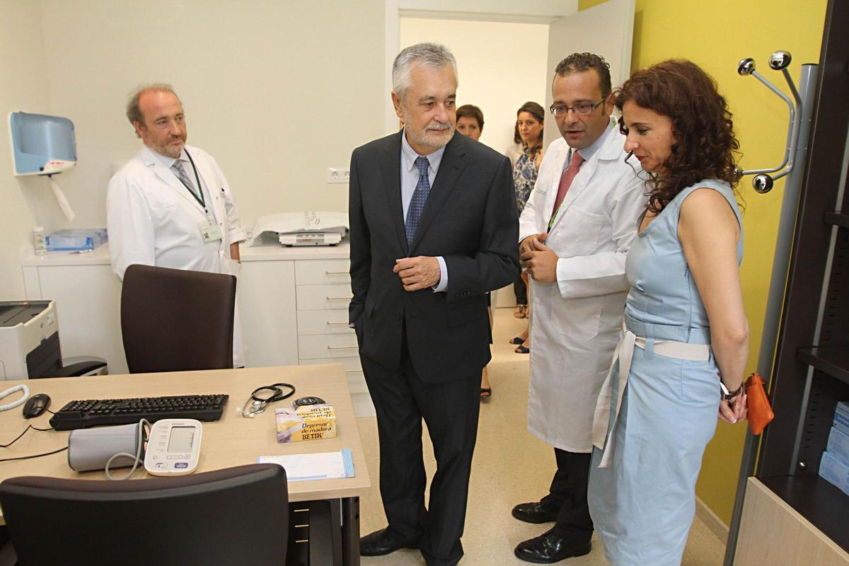 José Antonio Griñán y María Jesús Montero, en la inauguración del centro de especialidades Castilla del Pino en julio de 2013.