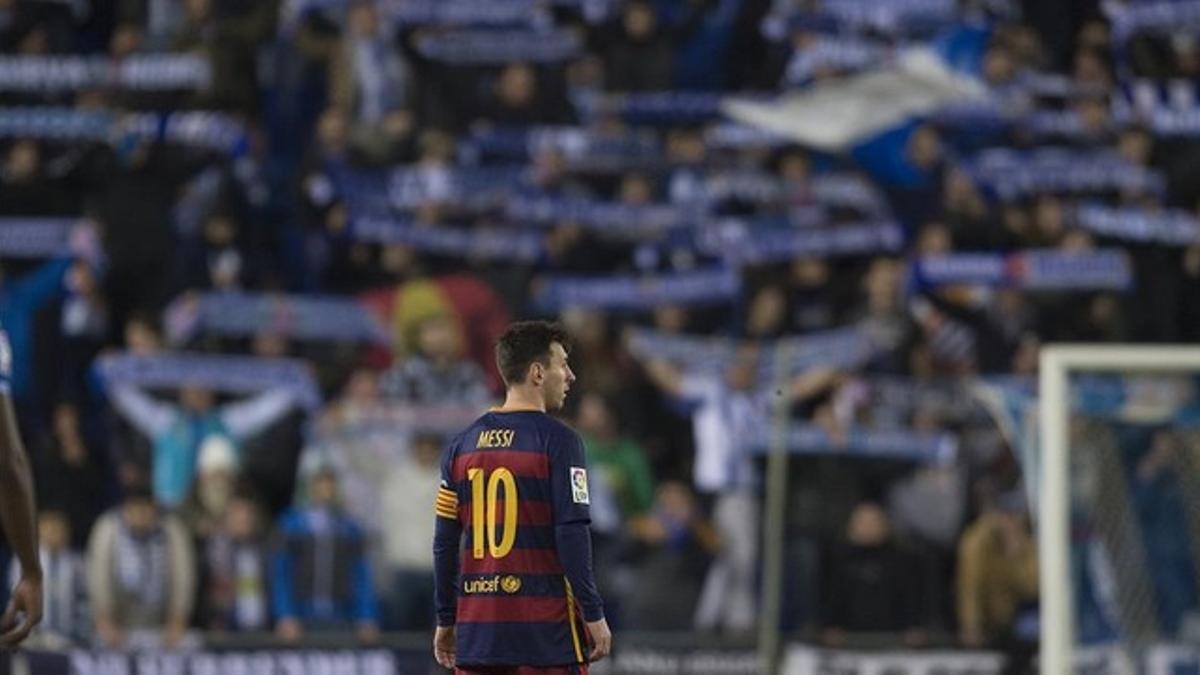 El público del Espanyol realiza  cánticos ante Messi