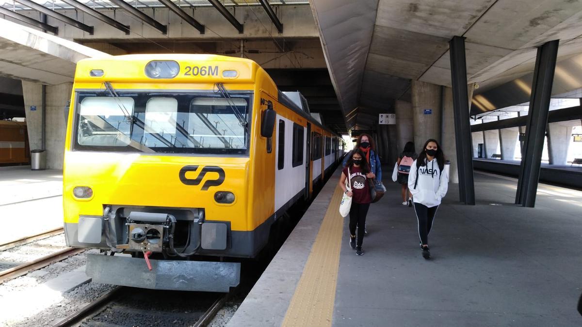 Tren Celta actual que enlaza Vigo con Oporto en la estación de Campanha