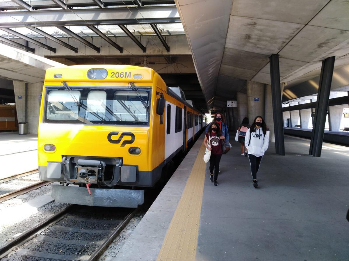 Tren Celta actual que enlaza Vigo con Oporto en la estación de Campanha