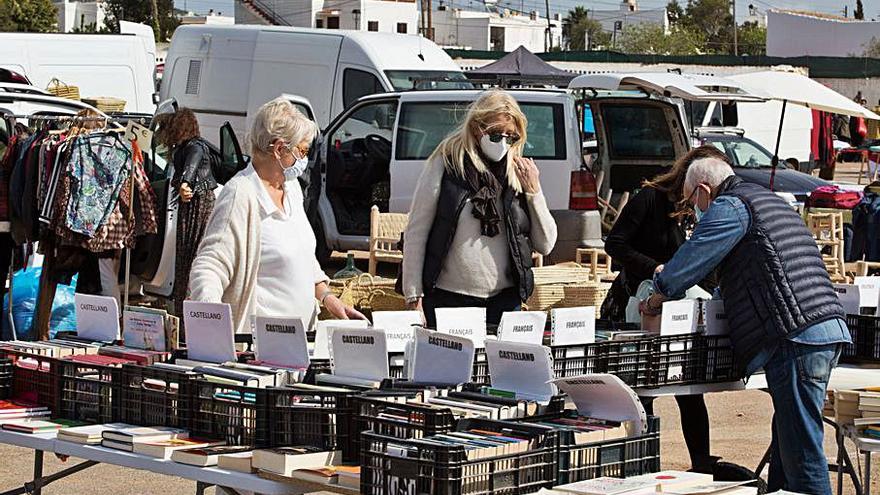 Multitud de libros y novelas en este puesto. 