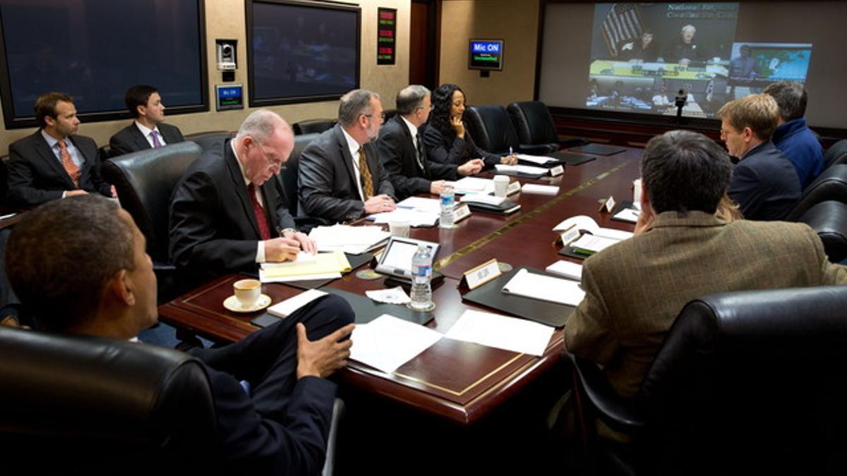 Barack Obama (de espaldas) preside la reunión de seguimiento del huracán 'Sandy', el lunes en la Sala de Situaciones de la Casa Blanca.