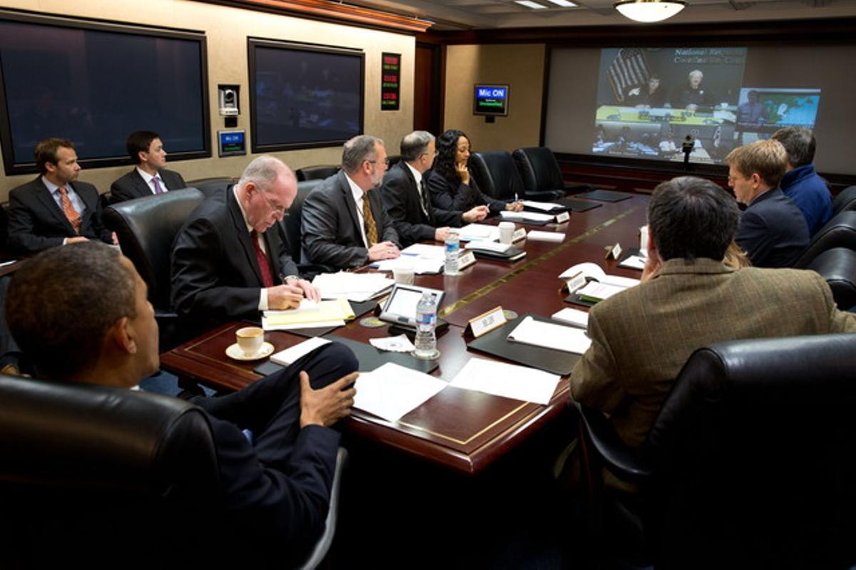 Barack Obama (d’esquena) presideix la reunió de seguiment de l’huracà ’Sandy’, dilluns, a la Sala de Situacions de la Casa Blanca.