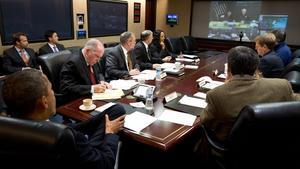 Barack Obama (de espaldas) preside la reunión de seguimiento del huracán ’Sandy’, el lunes en la Sala de Situaciones de la Casa Blanca.