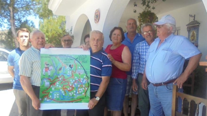 Vecinos de Los Montes, en el verano de 2017, con el presidente vecinal de Alto Jaboneros, José Martín, en una de las viviendas de este último núcleo rural.