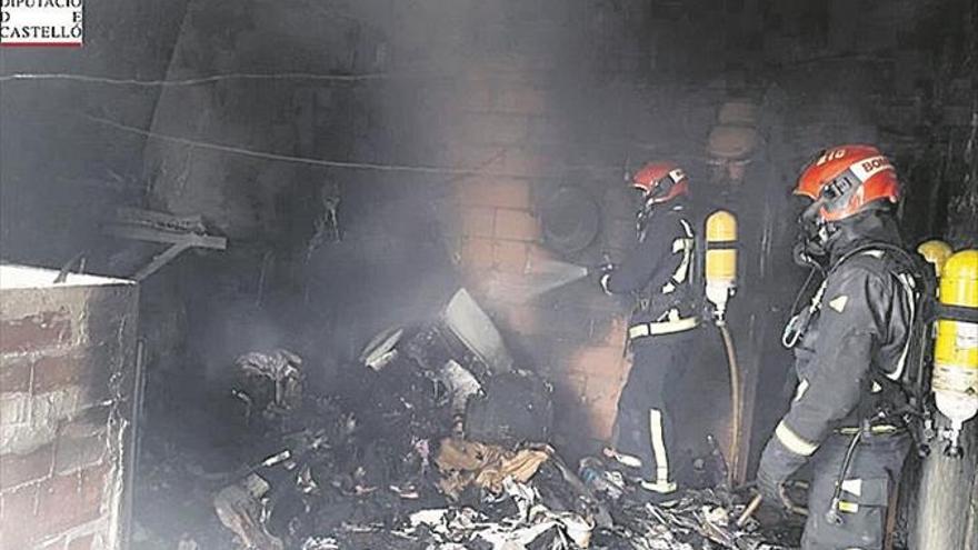 Una vecina atendida en un incendio en Sant Mateu