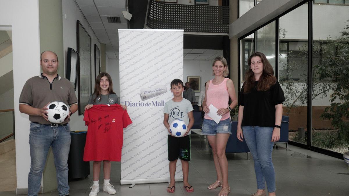 Algunos de los ganadores posan con sus premios, junto a Maria Jesús Riera de Diario de Mallorca.