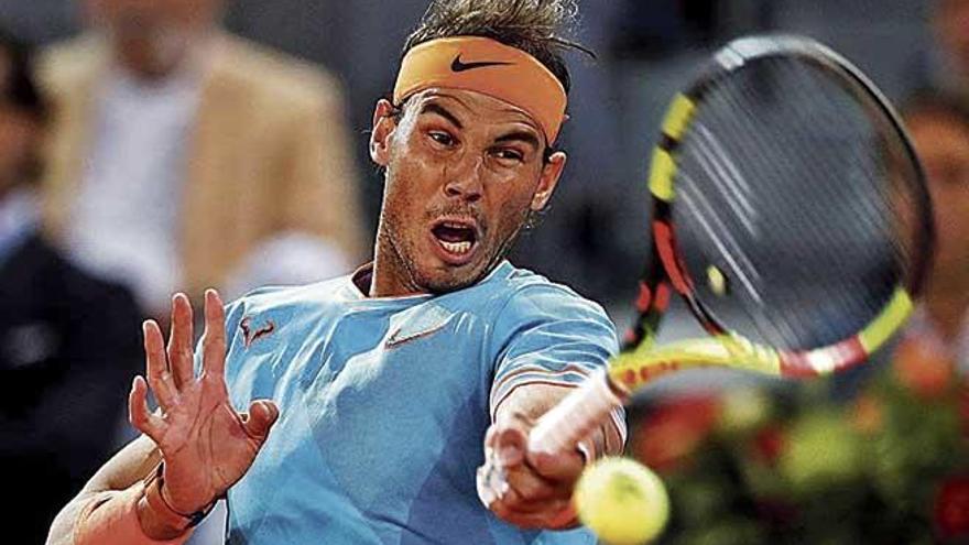 Nadal golpea la pelota durante el último encuentro que disputó en la Caja Mágica de Madrid.