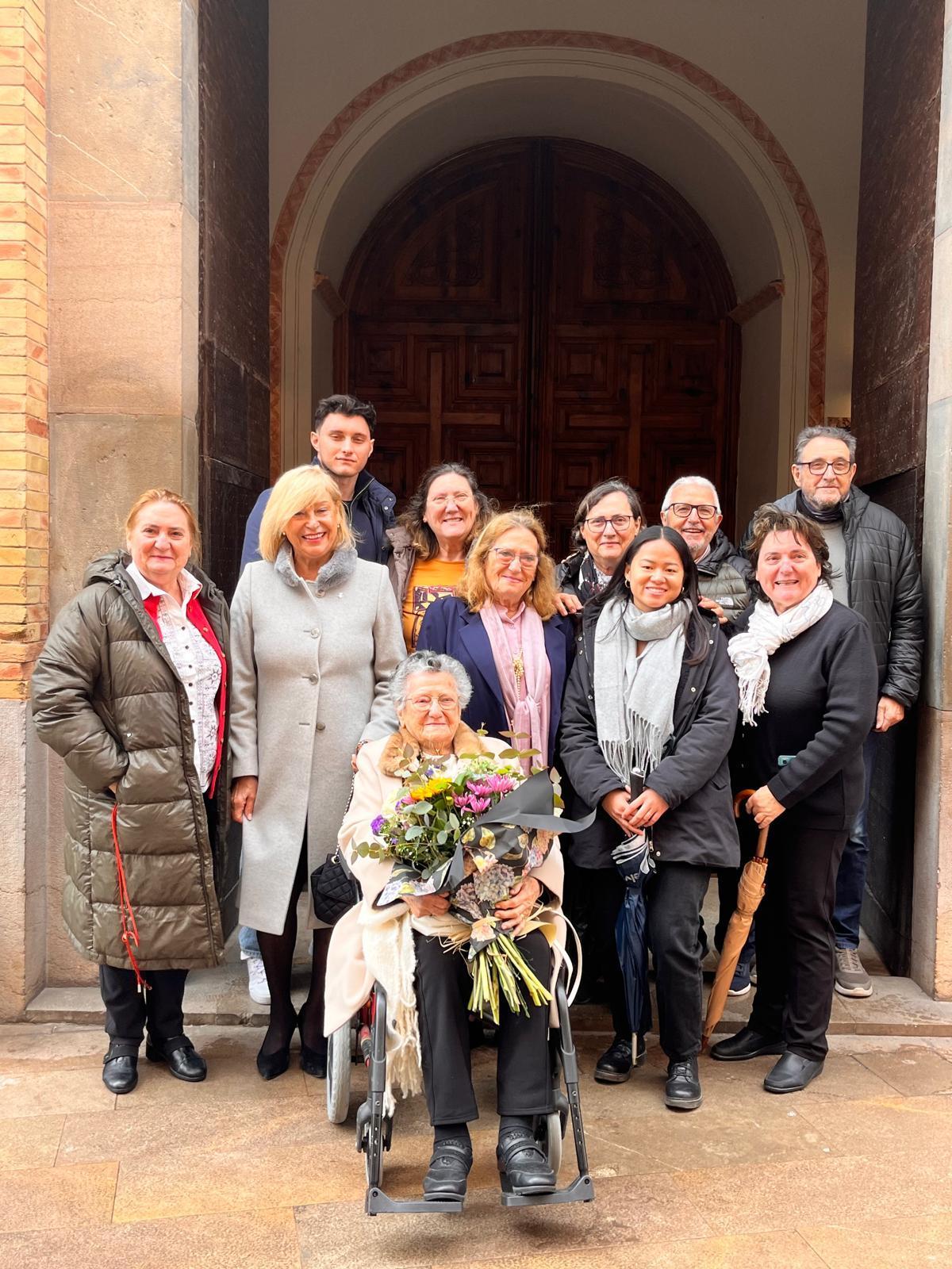 Mª Dolores Izquierdo celebra su 100 cumpleaños junto a familiares y la concejala de Personas Mayores de Castelló, Clara Adsuara.