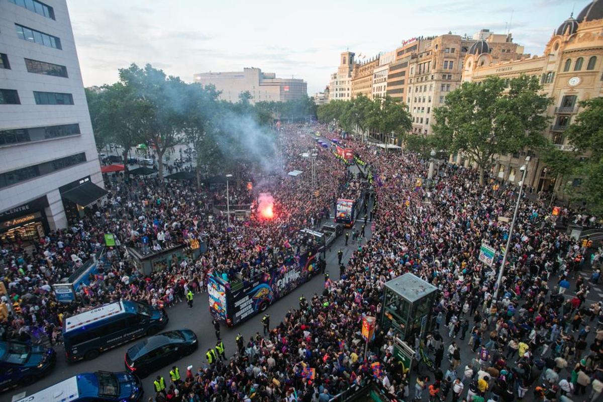 Rúa del Barça, a su paso por plaza de Catalunya, el 15 de mayo.