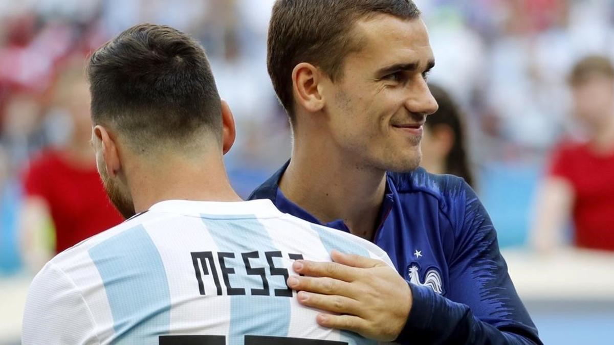 Leo Messi y Antoine Griezmann se saludan en un Argentina-Francia del Mundial-2018.