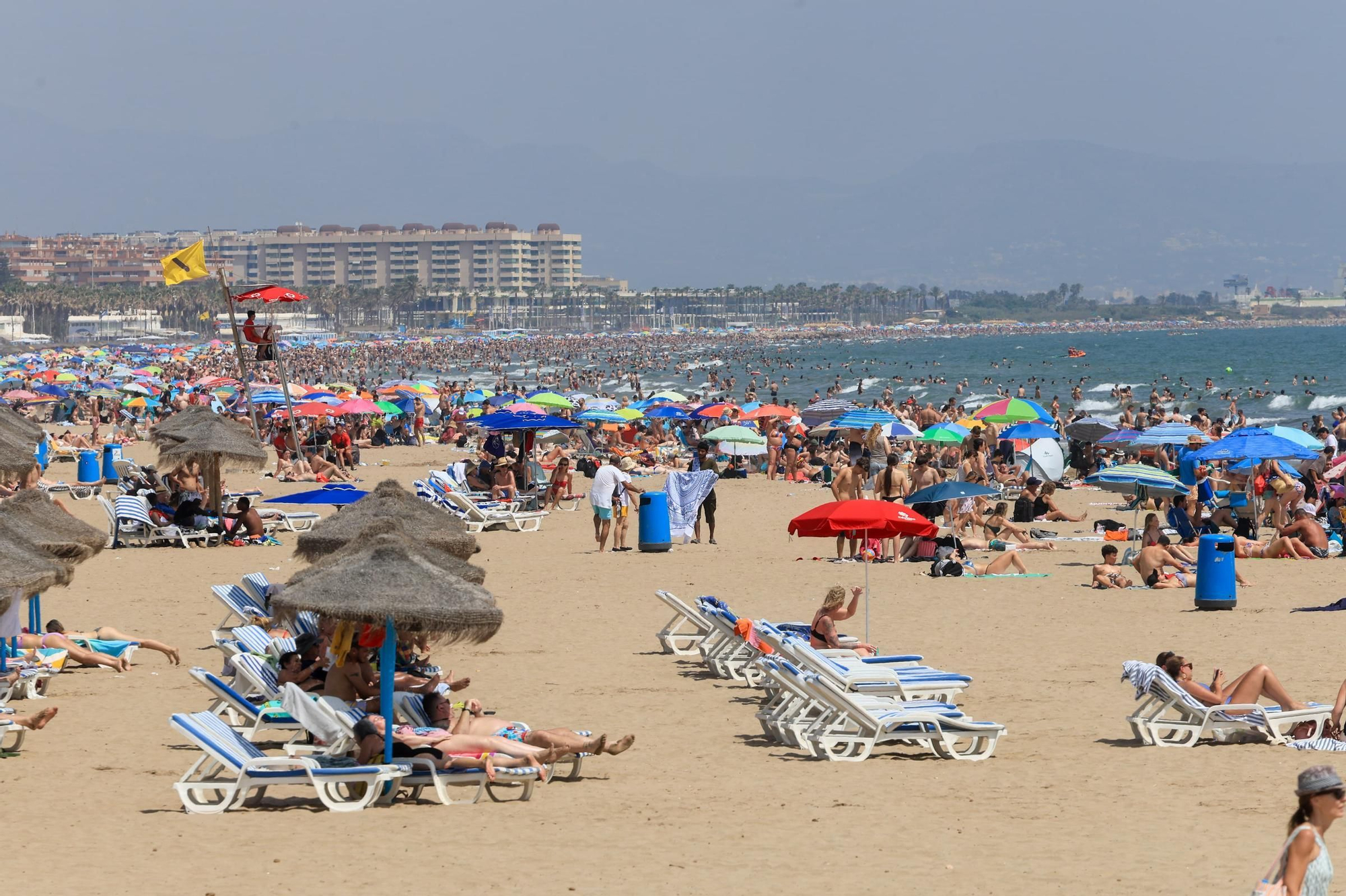 Lleno en la playa de València en un domingo con más de 30 grados