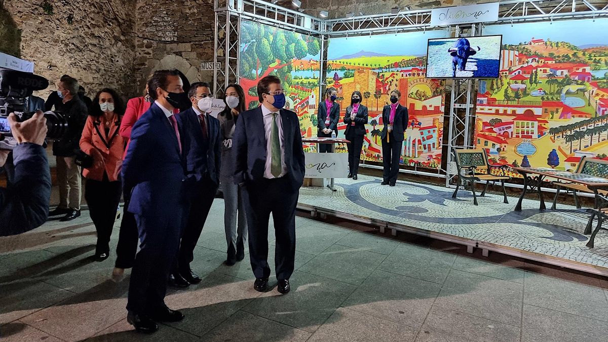 Guillermo Fernández Vara, Ricardo Cabezas y Manuel J. González Andrade, en la inauguración de la presente edición de la Feria del Toro de Olivenza.