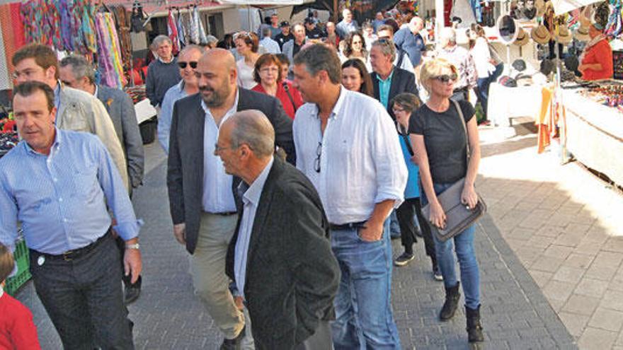 La calle que enlaza Ayuntamiento e iglesia estuvo concurridísima.