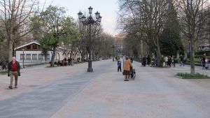 Archivo - Jubilados paseando en Oviedo