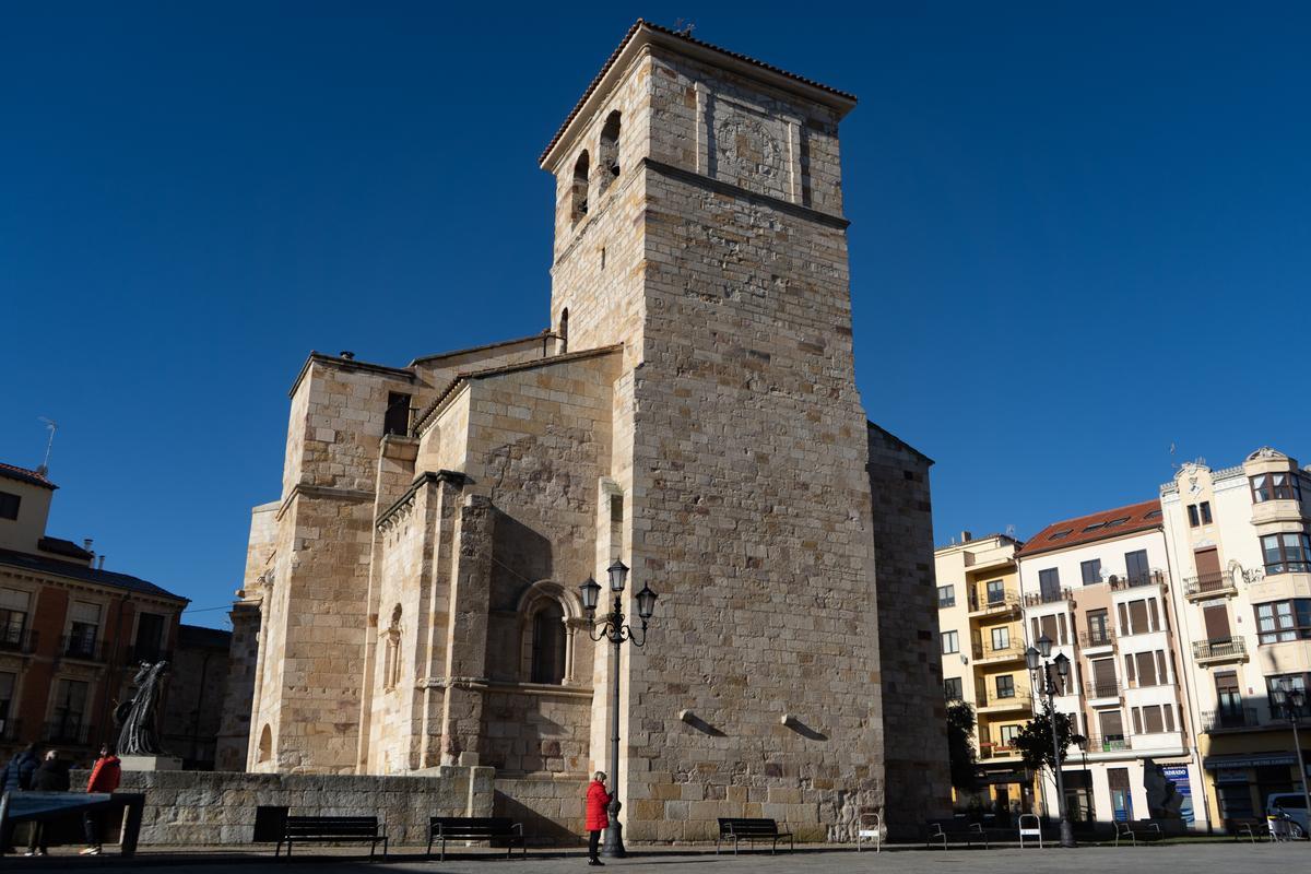 Torre de la iglesia de San Juan de Puerta Nueva.