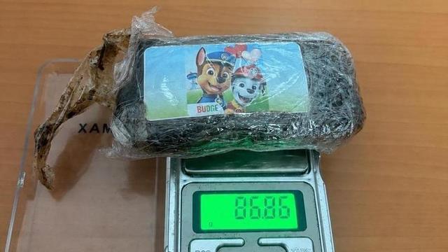 Placa de hachís intervenida por la Policía Nacional en la zona del intercambiador de Santa Catalina, en Las Palmas de Gran Canaria