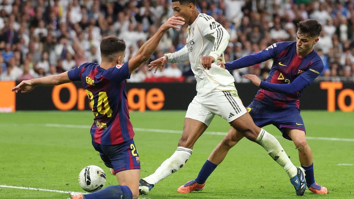 Barcelona's Spanish defender #24 Eric Garcia (L), Real Madrid's English midfielder #05 Jude Bellingham and Barcelona's Spanish midfielder #08 Pedri (R) fight for the ball during the Spanish league football match between Real Madrid CF and FC Barcelona at Santiago Bernabeu Stadium in Madrid on October 26 , 2025. (Photo by Oscar DEL POZO / AFP)