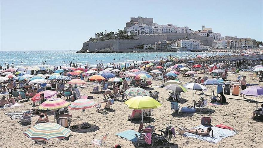 El calor regala un buen julio al turismo de sol y playa en Castellón