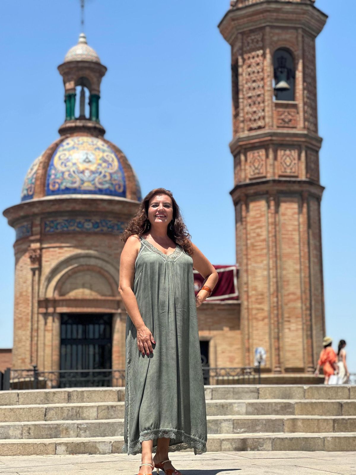 La actriz Paz de Alarcón frente a la capilla del Carmen, una obra de Aníbal González.