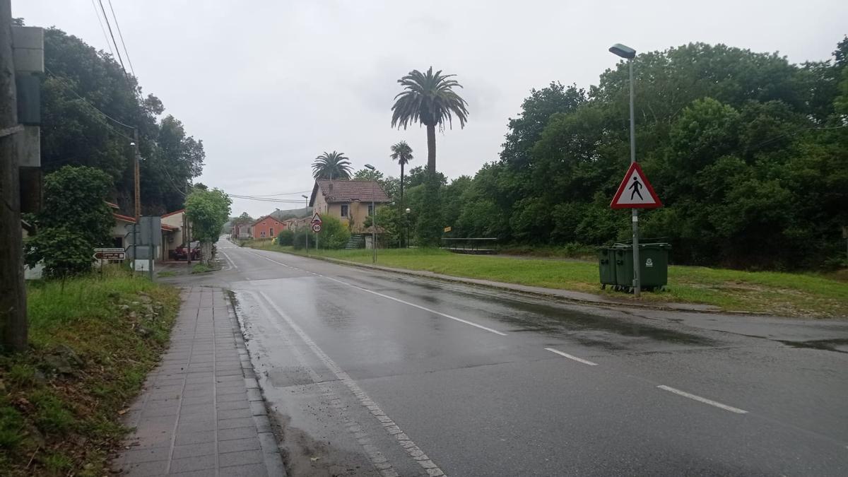 La carretera AS-379, a su paso por Villahormes (Llanes), en una imagen de archivo tomada cerca del lugar del ataque.