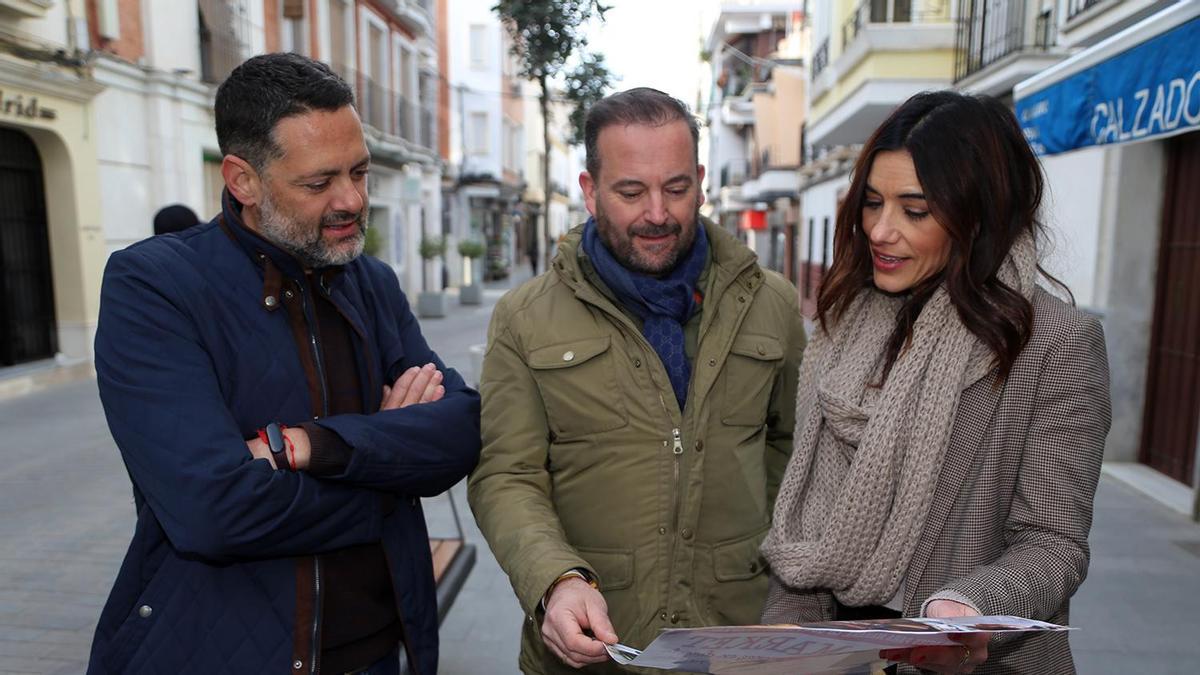 Manuel Carmona, Manuel Arrabal y Ana Jiménez observan el cartel.