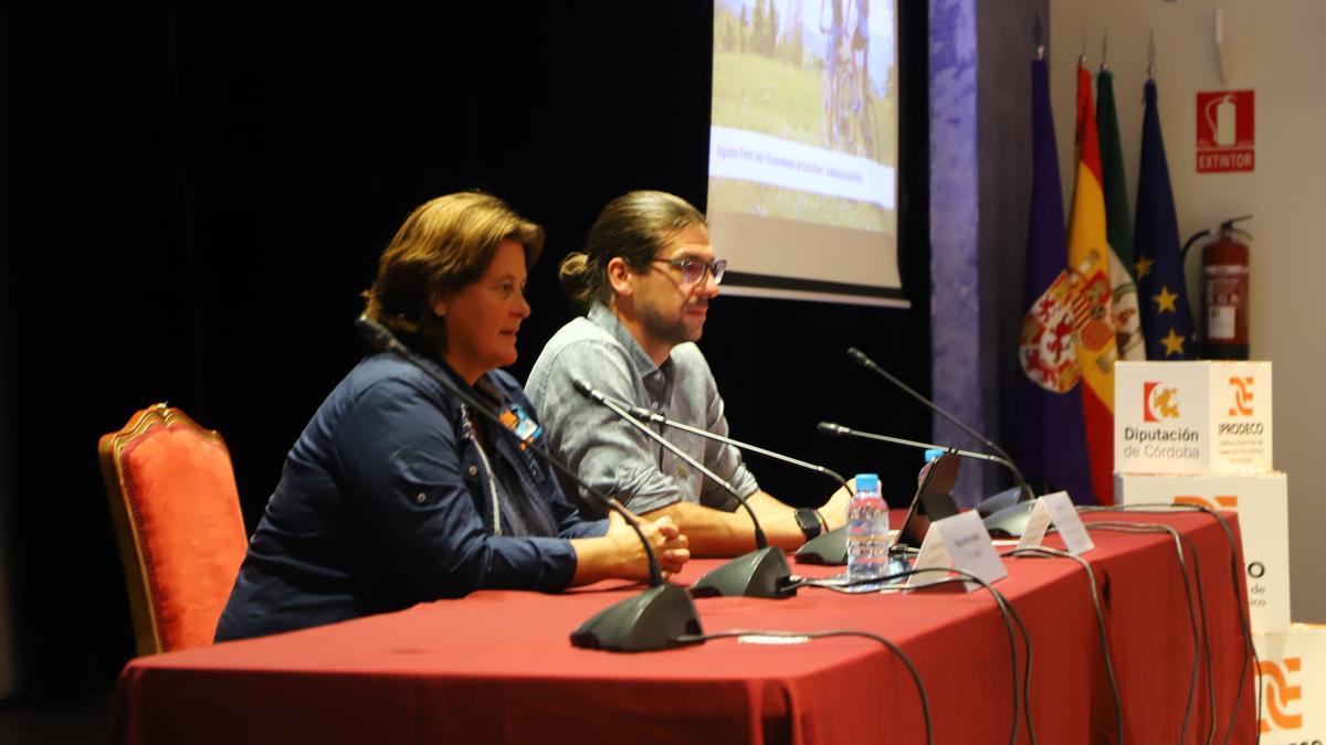 María del Mar Berbén y Agustín Pérez, durante la conferencia sobre ecoturismo en Intercaza.