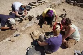 Documenten les primeres construccions i ocupacions de la ciutat grega d'Empúries