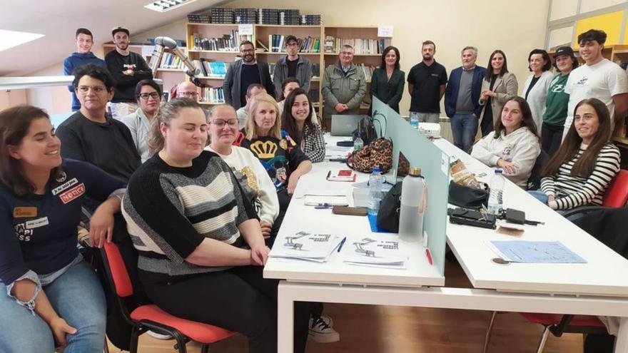 Autoridades y alumnos del curso de robótica colaborativa. |  FdV