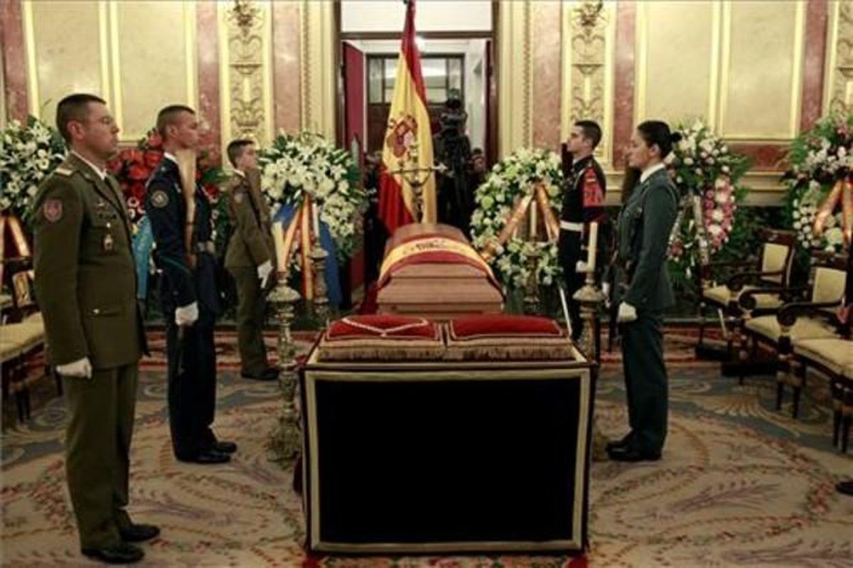 El fèretre amb les restes mortals de l’expresident del Govern Adolfo Suárez, a la capella ardent instal·lada al Saló dels Passos Perduts del Congrés dels Diputats.